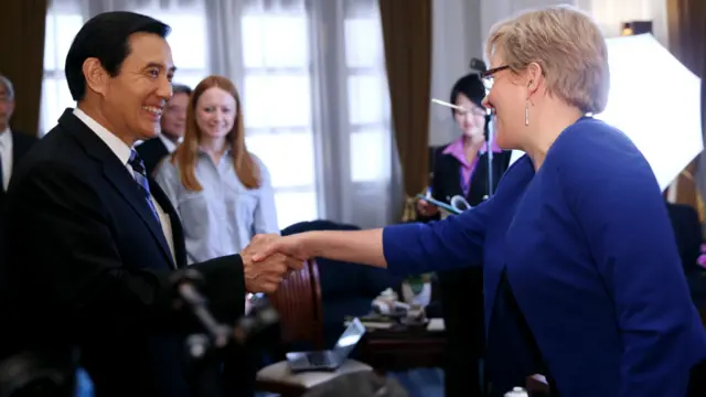 馬英九(左)與凱瑞握手