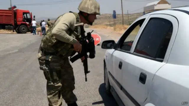 土耳其迪亚巴克尔附近发生袭击后该国军队设立检查站