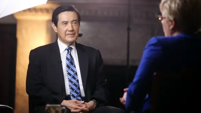 馬英九(左)在接受採訪中