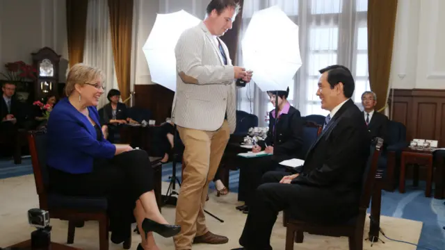 馬英九(右)在採訪開始前與凱瑞閒聊