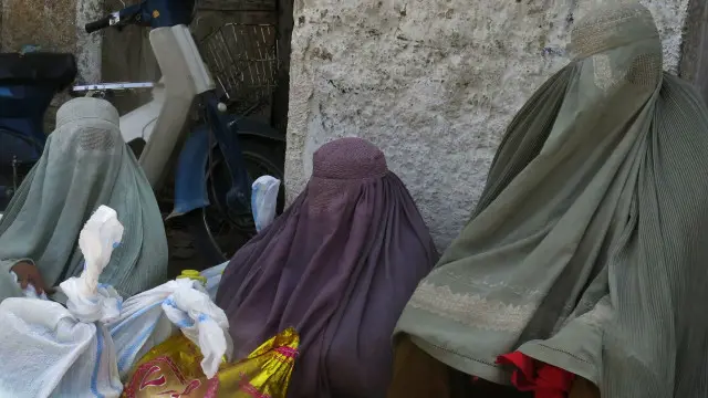 Hojatxonada porno videolarni tomosha qilish Chiroyli yigit ehtiros bilan silkitadi