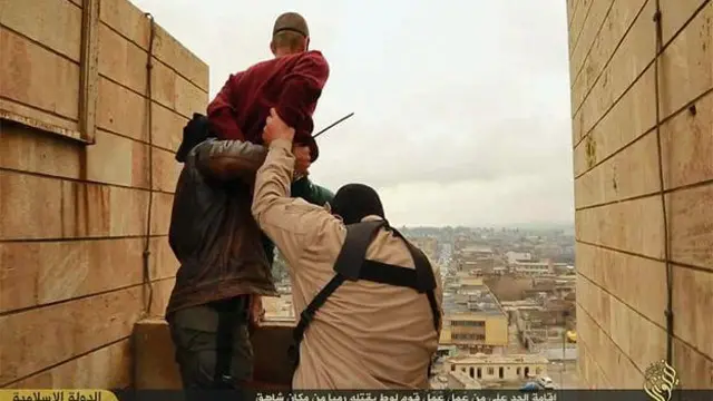 Мужчина, подозреваемый в гомосексуализме, и боевики ИГ