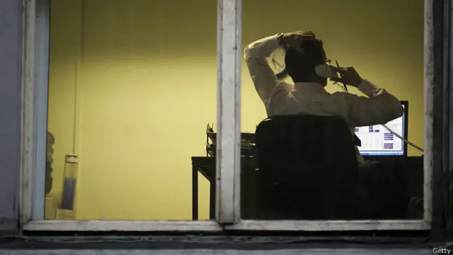 Мужчина в офисе ночью