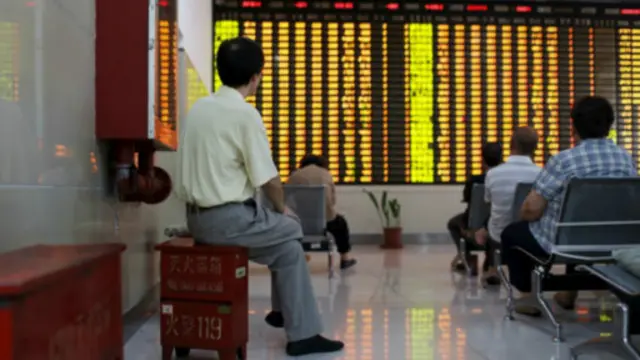 中国股市周一再次暴跌，创8年来单日跌幅纪录