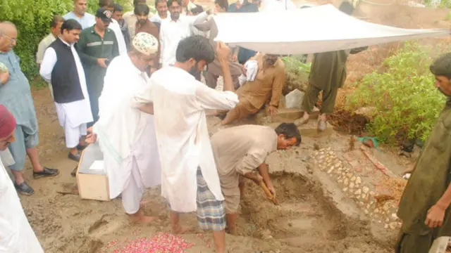 حیدرآباد میں ٹنڈو یوسف قبرستان میں قبر کشائی کرکے راجہ داہر کی لاش نکال کر ورثا کے حوالے کردی گئی