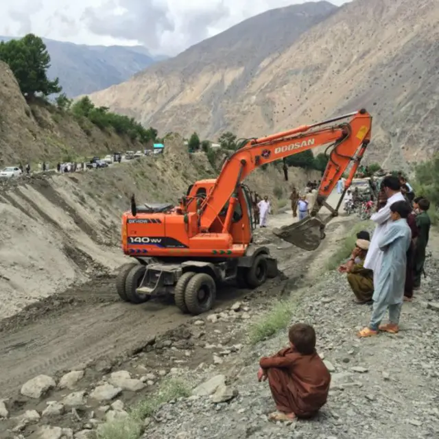 چترال میں سیلاب آنے کے بعد سڑکیں کھولنے کا کام جاری ہے۔