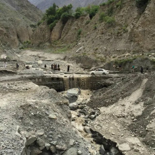 سیلاب کے باعث اب بھی چترال سے کئی علاقوں کا زمینی راستہ بحال نہیں ہو سکا ہے۔