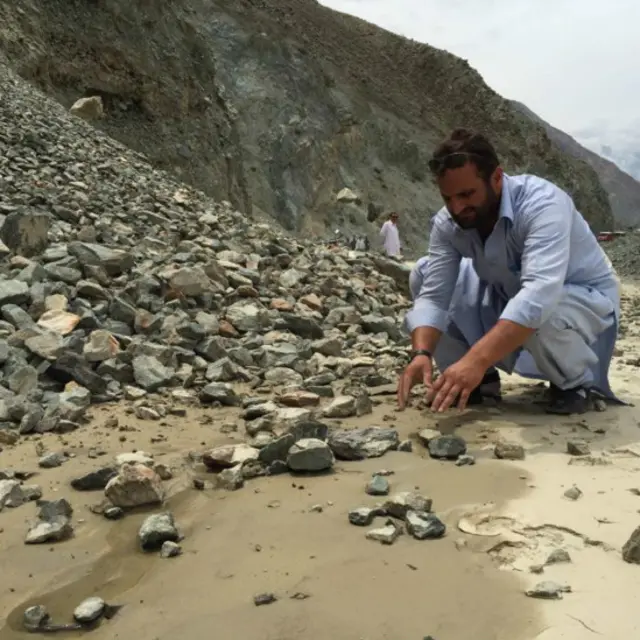 بعض علاقوں میں لوگ اپنی مدد آپ کے تحت سڑک سے پتھر ہٹانے کا کام کر رہے ہیں۔