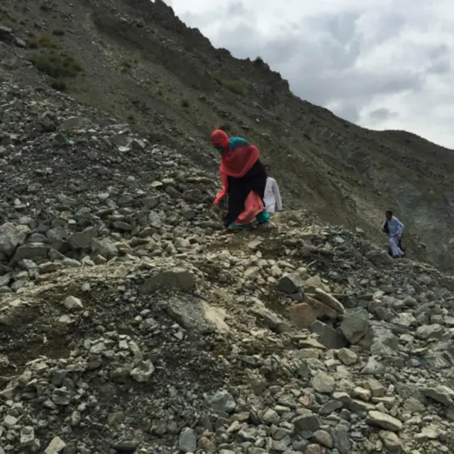 ریشون کے علاقے تک جانے کیلیے دشوار گزار راستوں سے لوگ پیدل جانے پر مجبور ہیں۔