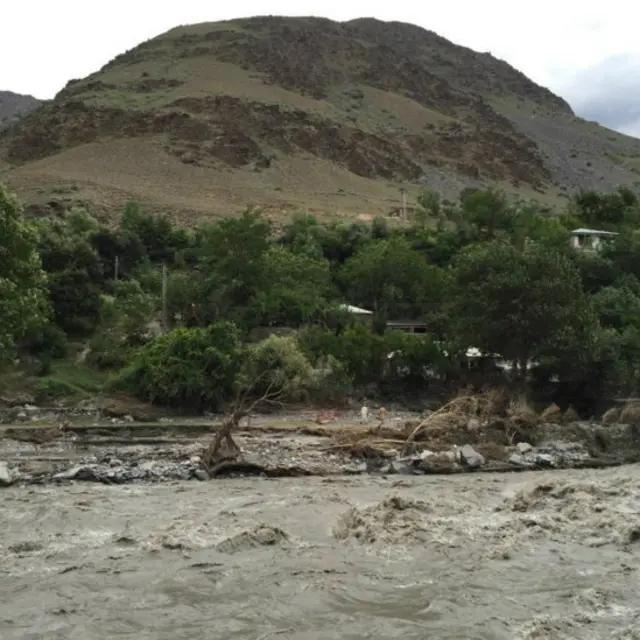 اس دریا کے کنارے گھر ،مسجد اور دکانیں تھی اب صرف نشان باقی رہ گئے سیلاب سب بہا کر لے گیا۔