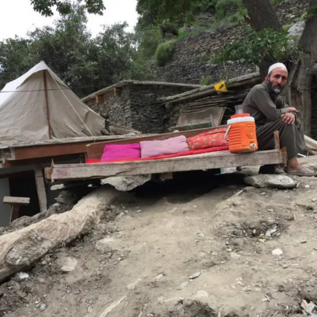 شالی کے علاقے میں عبدالاحد کے گھر کے چارکمرے ملبے کے نیچے دب گئے ہیں۔