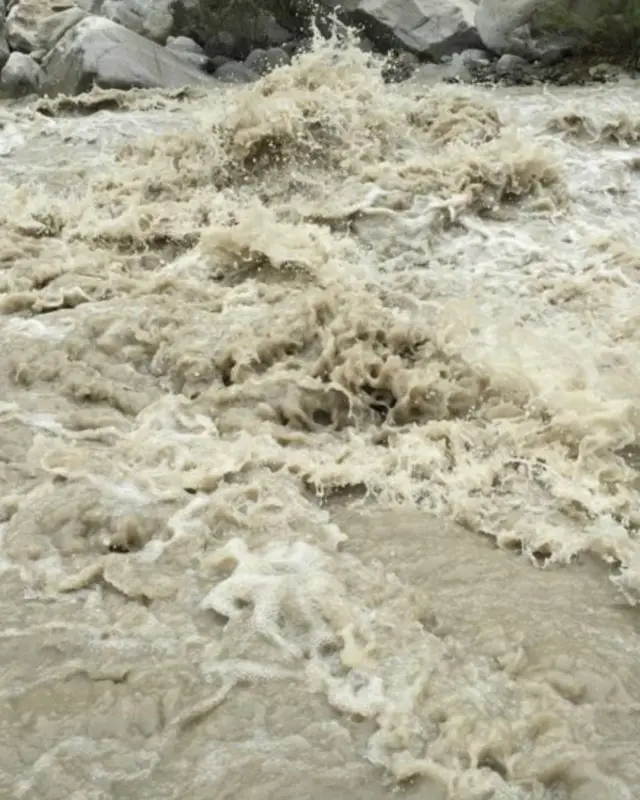 چترال میں بارشوں کا سلسلہ جاری ہے جس کی وجہ سے ندی نالوں میں پانی کی سطح ابھی بھی بلند ہے۔ (تصاویر بلال احمد)