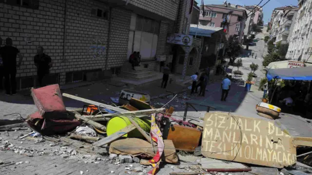Güney Özarslan'ın cenazesinin tutulduğu cemevinin önüne barikat kuruldu