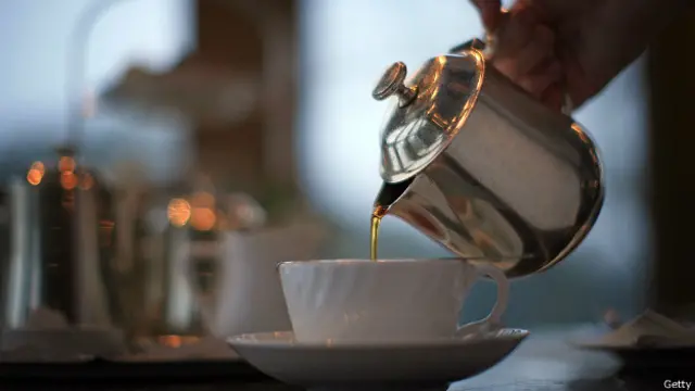 چائے کے باغات میں کام کرنے والوں کے لیے نہ صرف سہولیات کا فقدان ہے بلکہ ان کی اجرتیں بھی کم ہیں