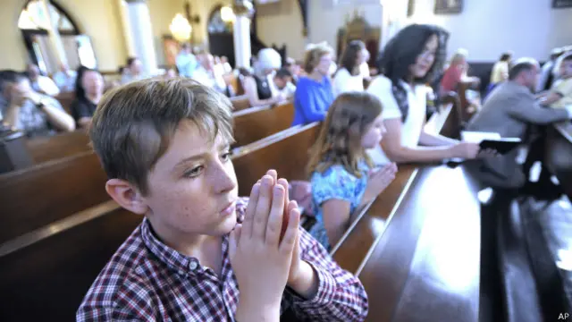 El sábado hubo una misa contra la iniciativa del Templo Satánico.