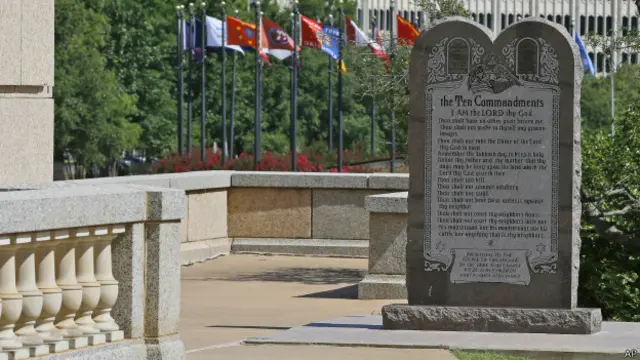 La Corte Suprema de Oklahoma concluyó que el monumento a los Diez Mandamientos situado en terrenos estatales viola la Constitución.