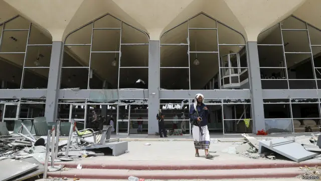 مصادر عسكرية تقول إن الحوثيين قصفوا مطار عدن قبل ساعات من وصول المنسق الدولي للشؤون الإنسانية إلى عدن.