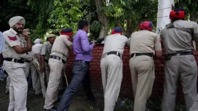 مركز الشرطة الذي استهدفه الهجوم يقع بالقرب من الحدود مع باكستان، بحسب الشرطة الهندية