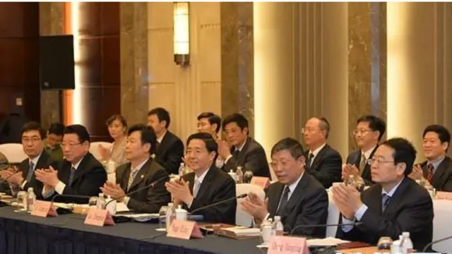 中国公安部长郭声琨在上海举行的境外非政府组织会上说，中国政府欢迎境外非政府组织（NGO）的积极作用。（前排右三为郭声琨）（新华社图片）