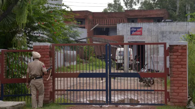 گرداس پور میں تھانے پر حملہ کرنے والے تینوں مسلح افراد کو کئی گھنٹے تک جاری رہنے والے آپریشن کے بعد ہلاک کر دیا گیا جبکہ اس کارروائی میں چار پولیس اہلکار اور تین شہری بھی مارے گئے