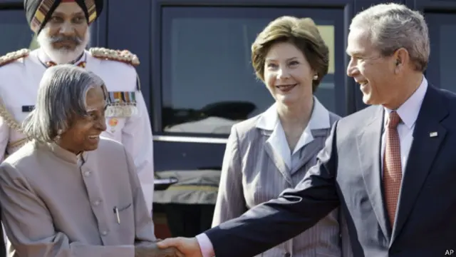 اپنے پورے دور اقتدار میں انھوں نے 175 دورے کیے۔ ان میں سے صرف سات غیر ملکی دورے تھے۔