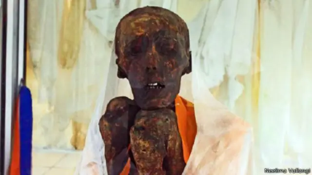 البقايا المحنطة للراهب البوذي سانغا تنزين والتي تعود إلى 500 عام