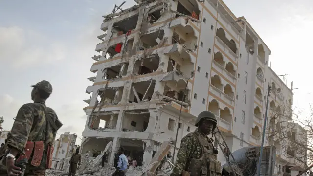 هاجم الانتحاري المنتمي لحركة الشباب المرتبطة بتنظيم القاعدة فندق "الجزيرة بالاس"، مما أسفر عن مقتل 15 شخصاً