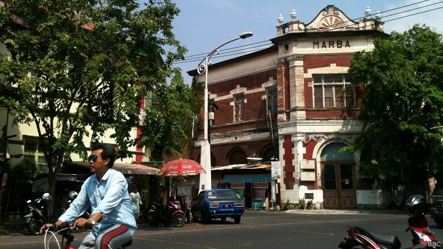 Semarang adalah kota peninggalan Belanda yang jaringan jalannya sangat lebar.