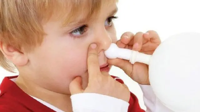 غبارہ پھلانے کے اس عمل سے کان پر دباؤ بڑھتا ہے اور اس کے نتیجے میں کان کے میل باہر آتے ہیں