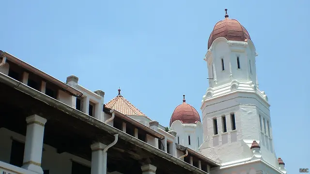 Gedung Lawang Sewu, salah-satu ikon penting Kota Semarang. Gedung ini, dulunya merupakan kantor Nederlands-Indische Spoorweg Maatschappij atau Maskapai Kereta Api Hindia Belanda, dibangun pada tahun 1904 dan selesai pada tahun 1907. 