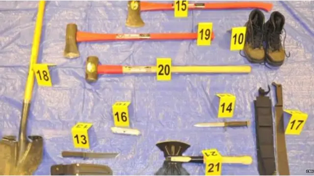 عثر على أسلحة وأدوات تضمنت سكاكين، وقميص واق من الرصاص، ومقص زرع، وأكياس قمامة داخل صندوق التخزين بسيارة نيل فولز