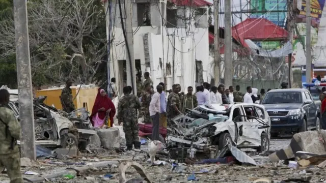 保安部队在摩加迪沙爆炸现场看守(26/7/2015)