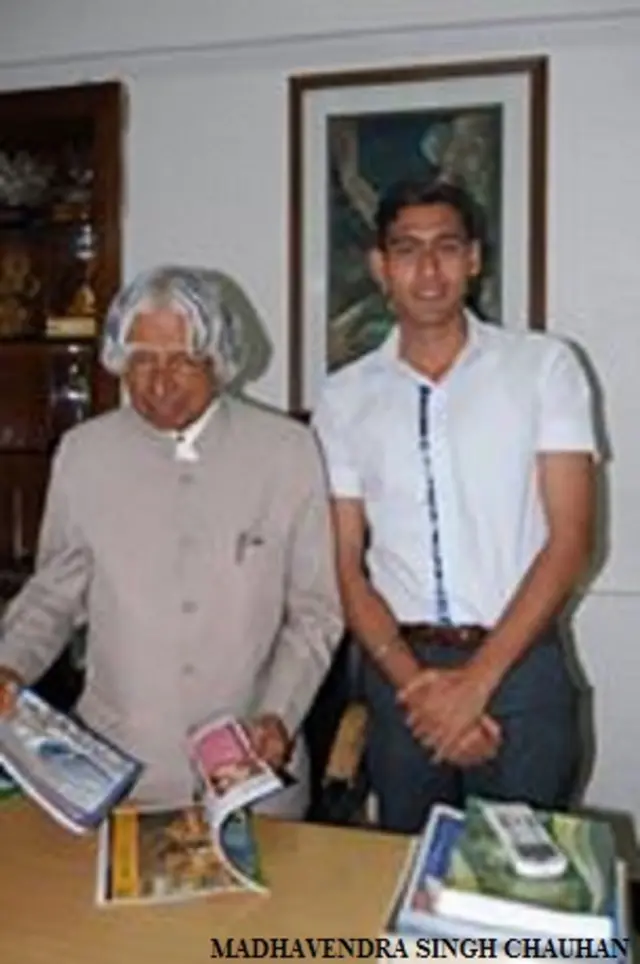 पूर्व राष्ट्रपति एपीजे अब्दुल कलाम से मिलते हुए मानवेंद्र सिंह