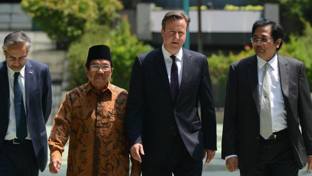 Perdana Menteri Inggris David Cameron berbincang dengan tokoh muslim senior dan pemuda di Masjid Sunda Kelapa.