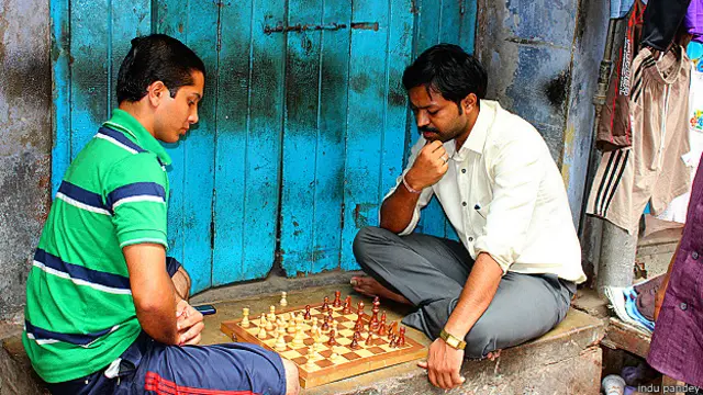 अपनी बाज़ी चलते 