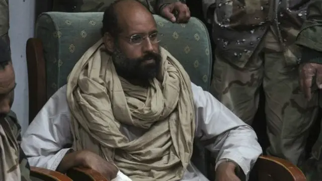 ویل کېږي د سیف الاسلام نیوونکو د هغه د شهادت ګوته غوڅه کړې ده. نوموړي په لیبیا کې د لاریونونو پرمهال د همدې ګوتې په ښورولو سره د خپلو مخالفانو د ځپلو ګواښ کړی و.