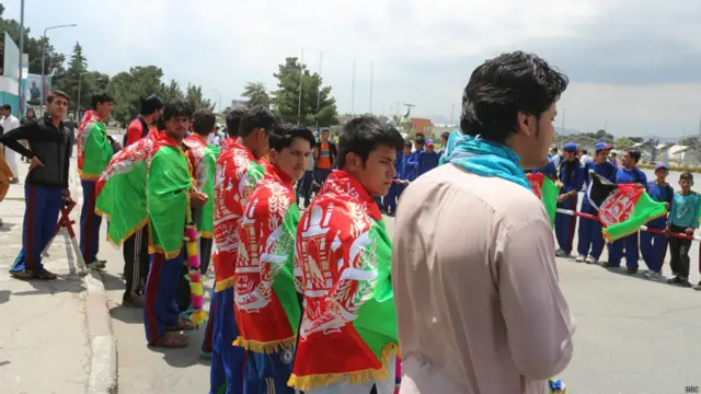 کله چې د ملي لوبډلې غړي کابل کې د حامد کرزي نړیوال هوایي ډګر ته ورسېد ګڼ مینه وال یې، چې ډېری یې ځوانان وو او چارواکي یې هرکلي ته ورغلي وو. 