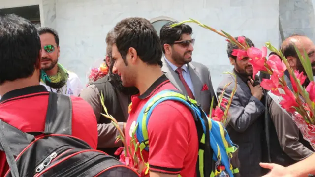 په هوايي ډګر کې د کرېکټ مینه والو په ډولونو او اتڼونو سره د لوبغاړو هرکلی وکړ. 