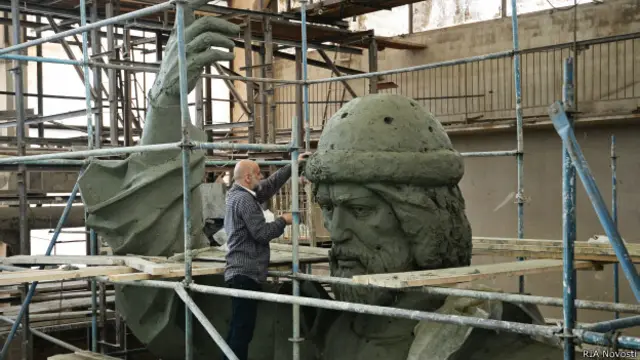 Скульптор Салават Щербаков у памятника Владимиру Святому