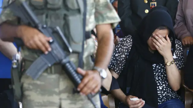 Bir asker cenazesinde, yaslı eşi.