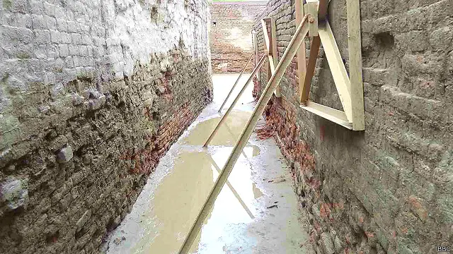 موئن جو دڑو کے صحافی عبدالحق پیرزادہ کا کہنا ہے کہ موئن جو دڑو سے بارش کے پانی کی نکاسی کا کوئی نظام موجود نہیں ہے