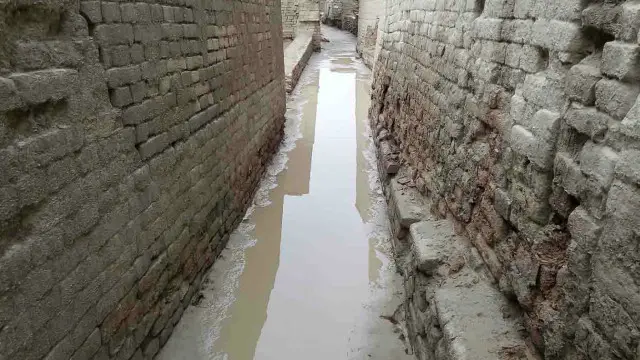 صحافی عبدالحق کے مطابق بارش کے پانی کی نکاسی دیگر آثار سے گزار کر کی جاتی ہے، جس سے یہ پانی مزید نقصان پہنچاتا ہے 