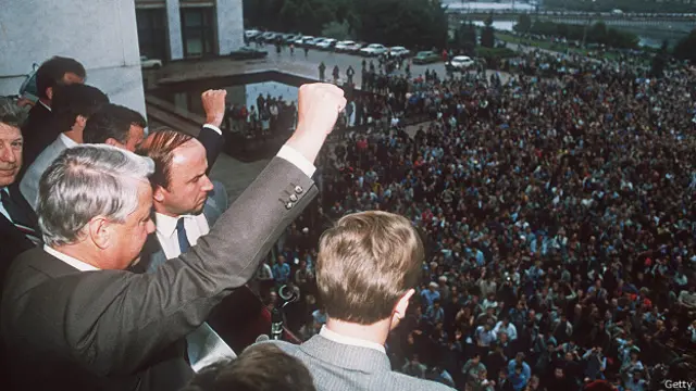 Борис Ельцин выступает с балкона Белого дома в августе 1991 года