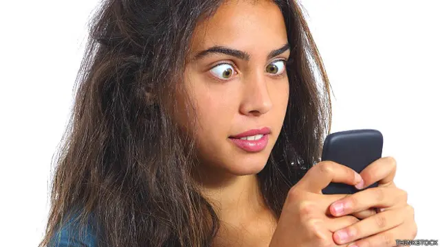 महिला मोबाइल फ़ोन के साथ