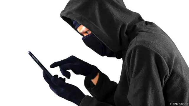 पुरुष मोबाइल फ़ोन के साथ