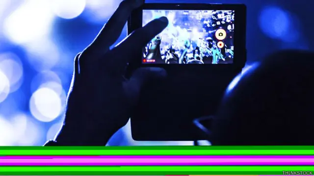 पुरुष मोबाइल फ़ोन के साथ