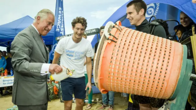 今年7月的盛夏，查尔斯王储来到海滩捡垃圾，表示对清洁英国海滩的支持。