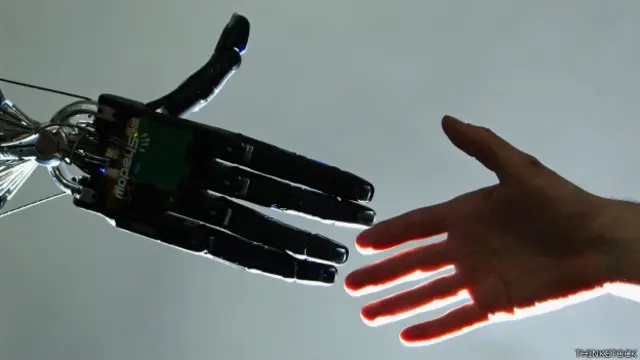 рука робота и человека