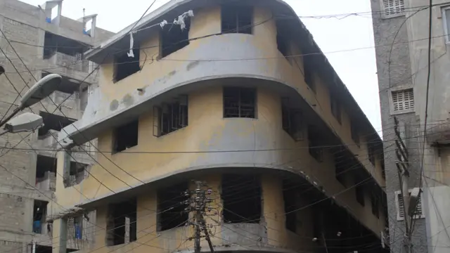 کراچی کے علاقے سلاوٹ محلہ میں یہ تین منزلہ عمارت پچھلے تین برس قبل سرکاری طور پر مخدوش قرار دی گئی مگر اب تک مسمار نہیں کی گئی جس سے آس پاس کی عمارتوں کے مکین خوف کا شکار ہیں۔ (تحریر و تصاویر: احمد رضا، بی بی سی اردو ڈاٹ کام، کراچی)