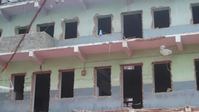 عمارت کے اندر چار سرکاری سکول تھے، عمارت کے خطرناک قرار پانے کے بعد تمام کلاس رومز توڑ دیے گئے ہیں مگر علاقے کے مکینوں کا کہنا ہے کہ سکولوں کو آج تک منتقل نہیں کیا گیا ہے۔